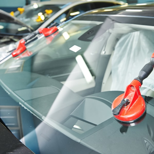 Which auto glass company to contact when windshield is shattered 