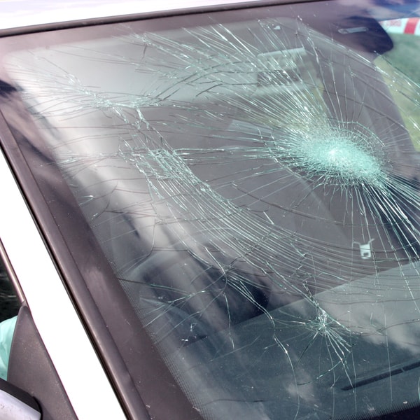 what auto glass replacement technician to contact and how much does it cost to fix broken windshield 